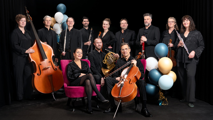 Nordiska Kammarensemblen med instrument och ballonger