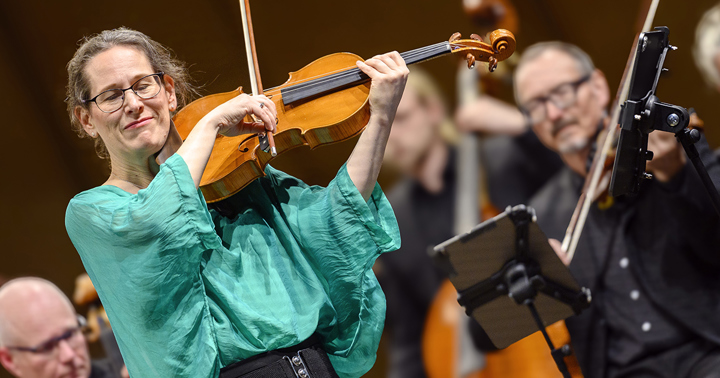Malin Broman spelar på sin fiol.