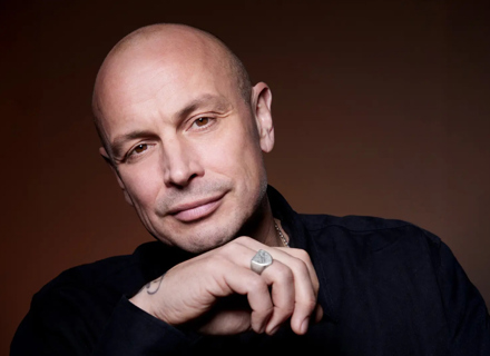 Porträttbild på rapparen Petter.