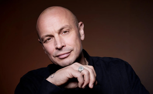 Porträttbild på rapparen Petter.