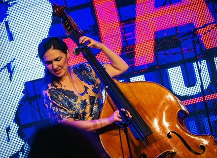 Basisten Katie Thiroux spelar på en jazzklubb