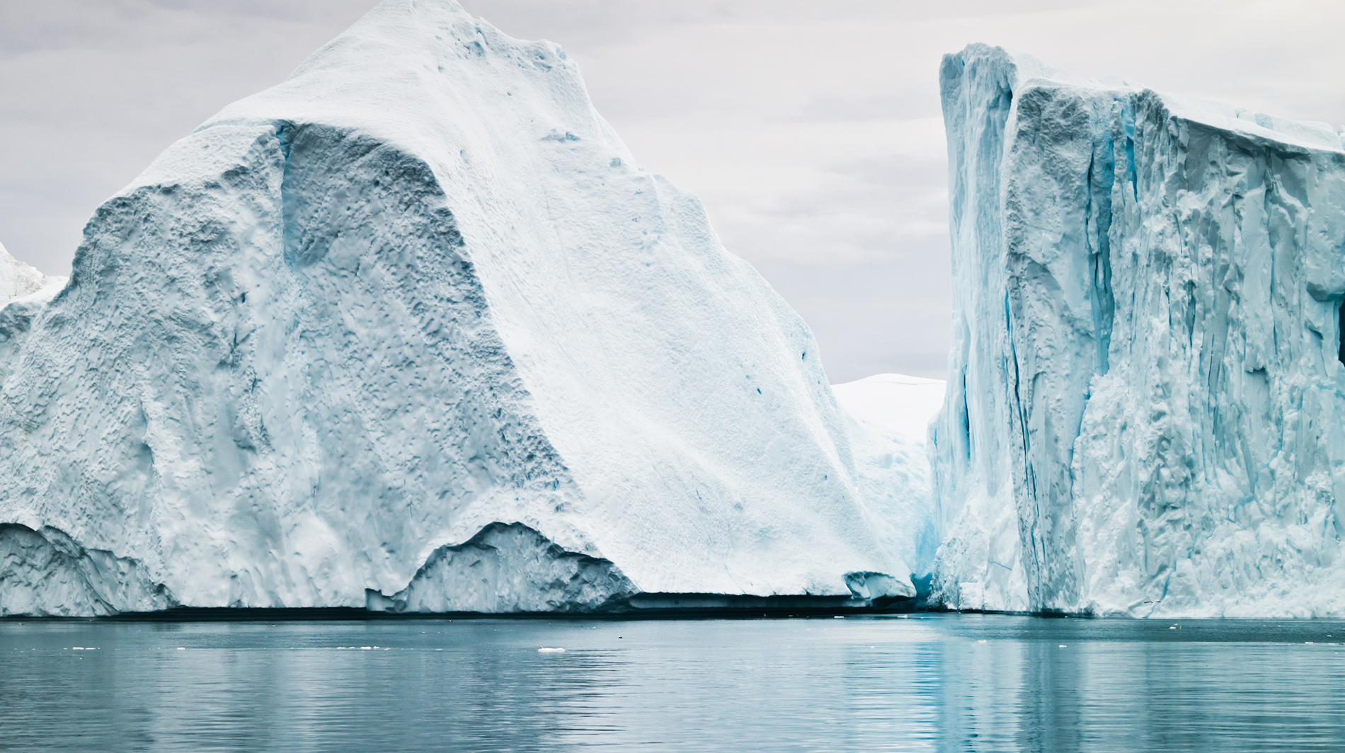 Två isberg som går ner i havet