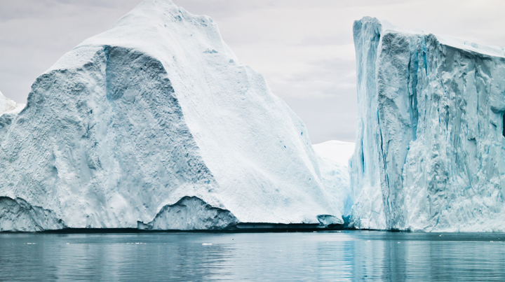 Två isberg som går ner i havet